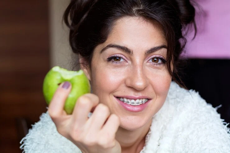 kvinner spiser et eple med tannproblemer